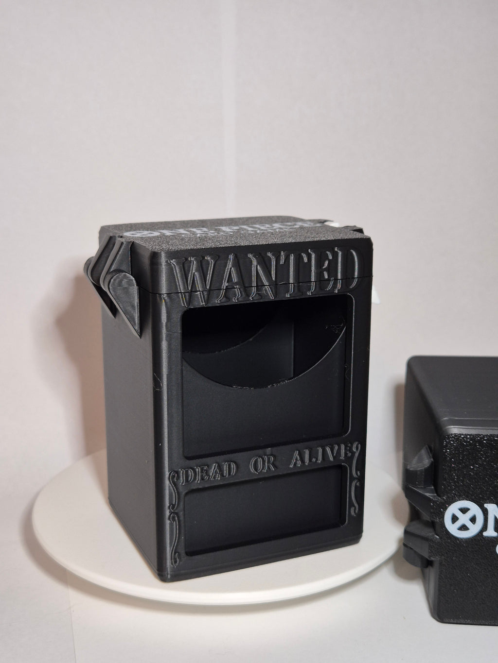 ONE PIECE Deck Box with Solid Latch